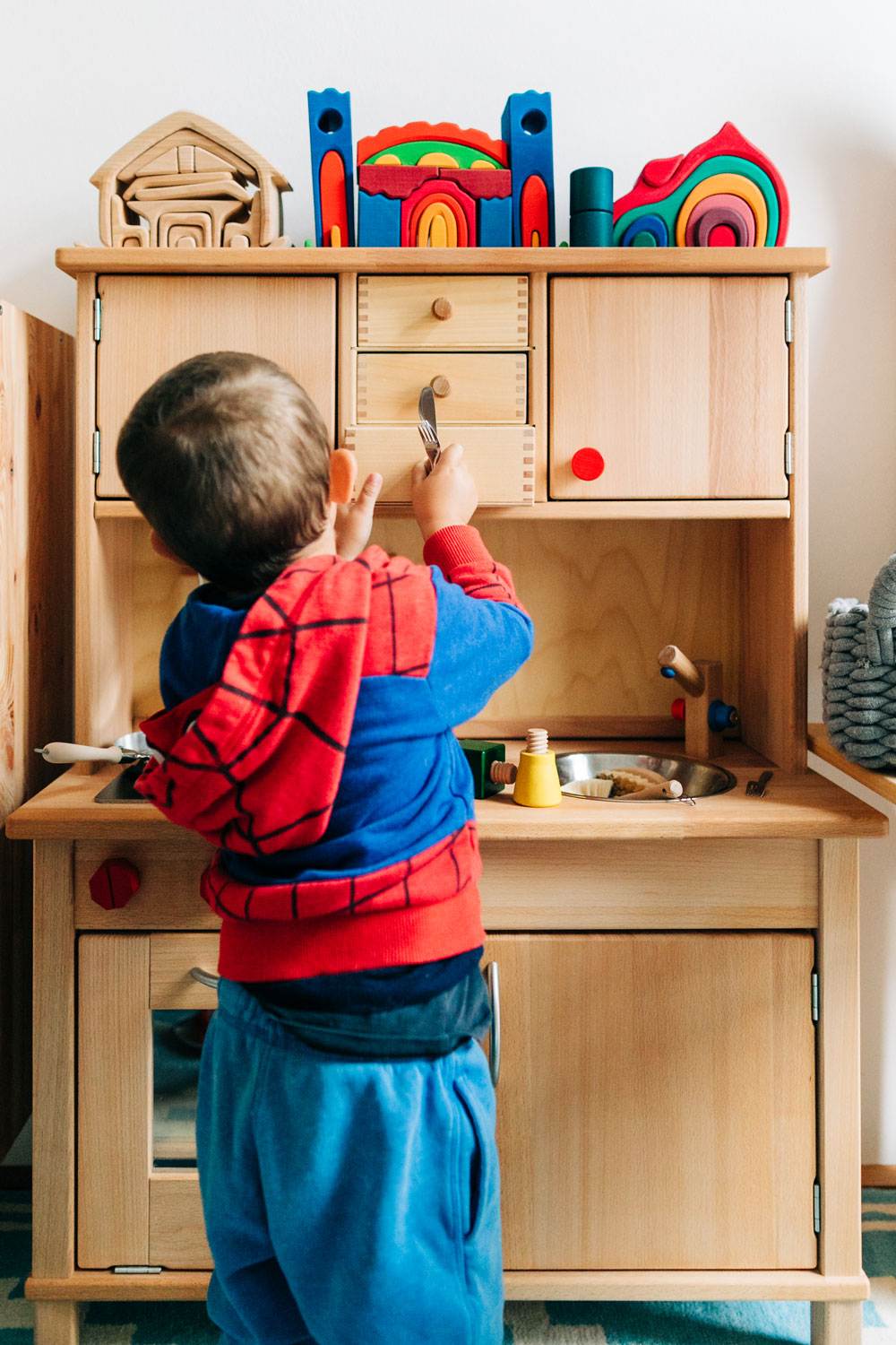 Kinderküche mit Oberschrank