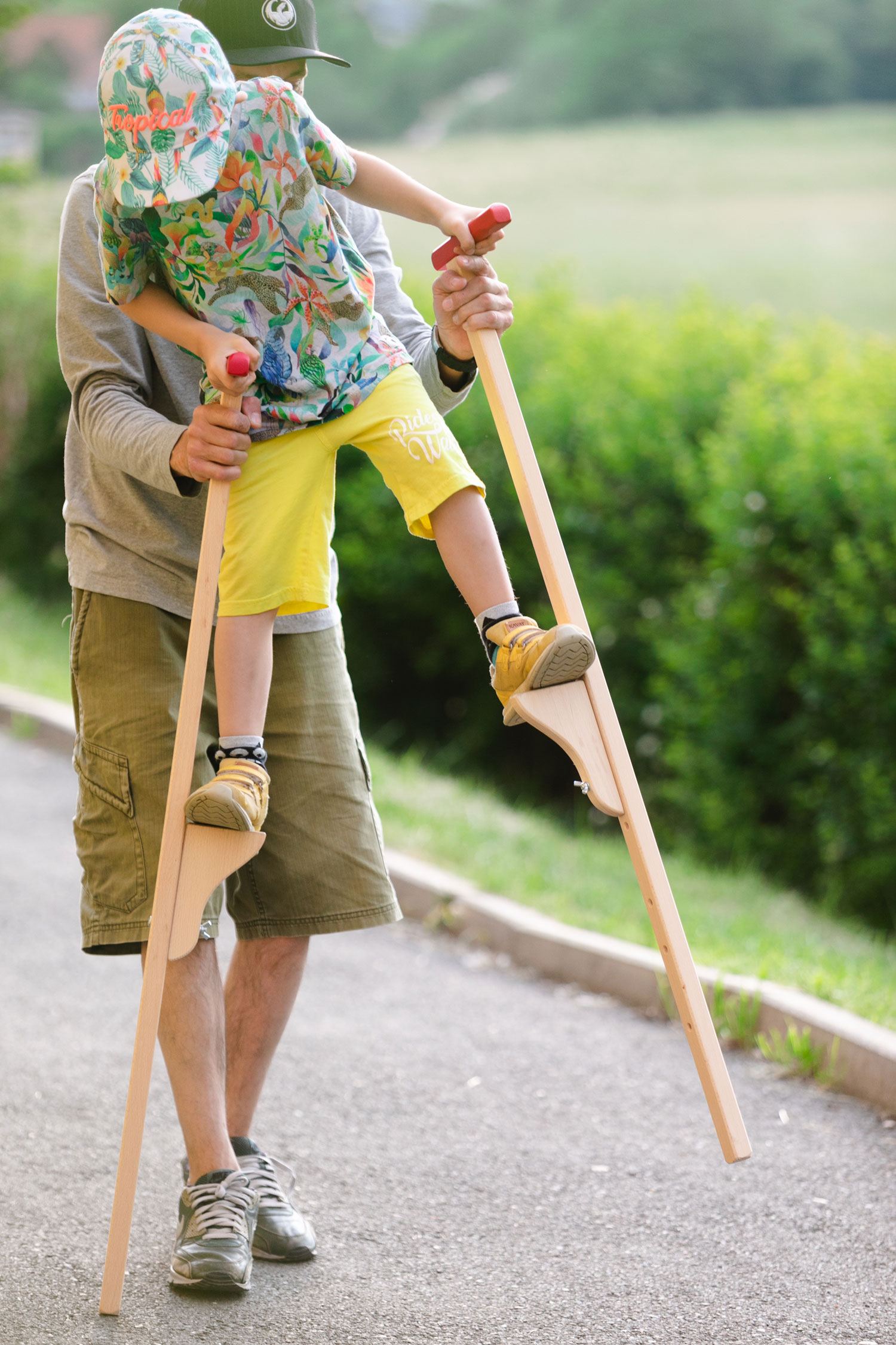 Stelzen mit rotem Griff, Länge 120 cm Stelzen mit rotem Griff, Länge 120 cm